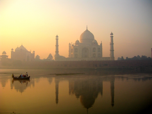 Taj_Mahal_with_Yamuna_river,_Agra