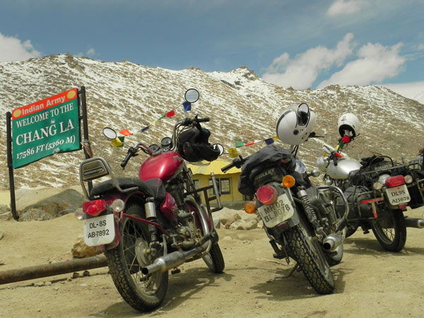 Motorcycle trip to Chang La Pass