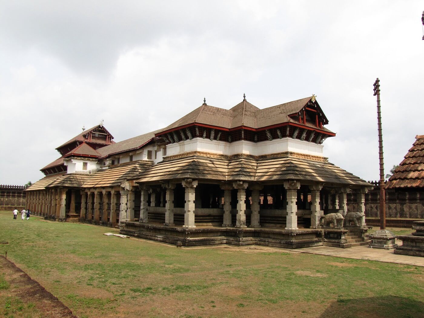 Saavira Kambada Basadi, Karnataka